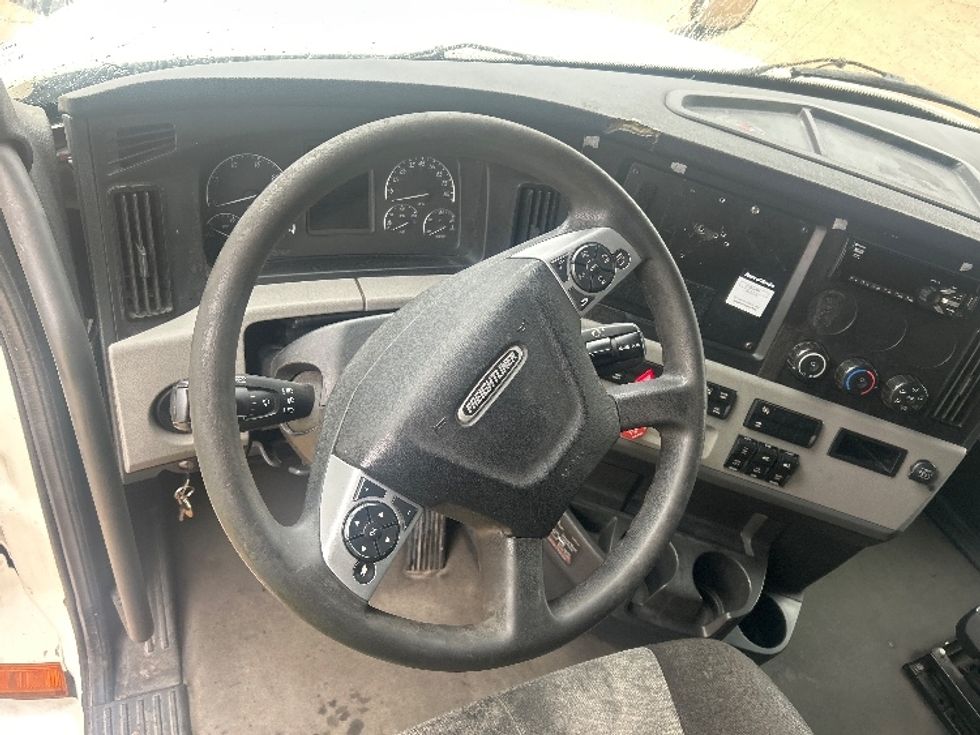 Sleeper Tractor-Heavy Duty Tractors-Freightliner-2022-T12664ST-Memphis-TN-585,698\n\t\tmiles-$ 59,000 - Image 11