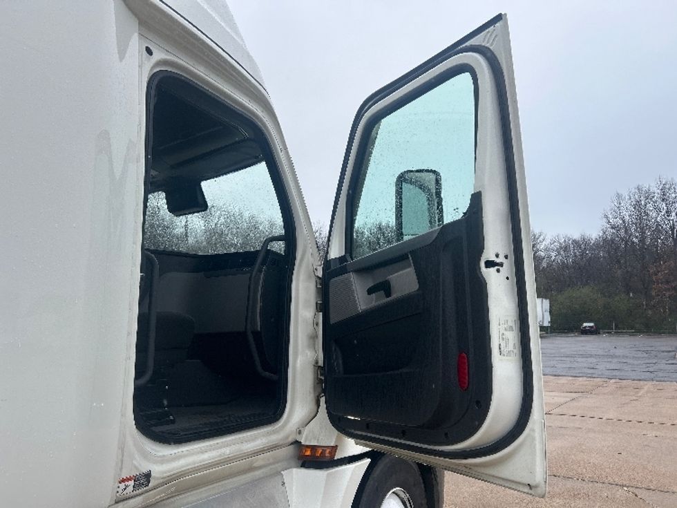 Sleeper Tractor-Heavy Duty Tractors-Freightliner-2022-T12664ST-Memphis-TN-585,698\n\t\tmiles-$ 59,000 - Image 13