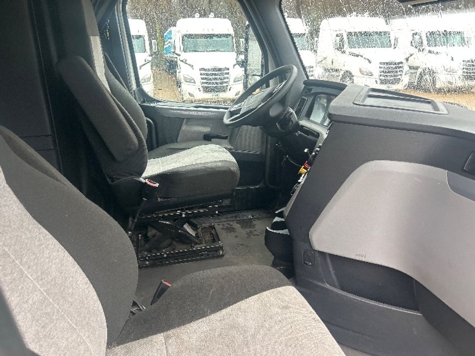 Sleeper Tractor-Heavy Duty Tractors-Freightliner-2022-T12664ST-Memphis-TN-585,698\n\t\tmiles-$ 59,000 - Image 15