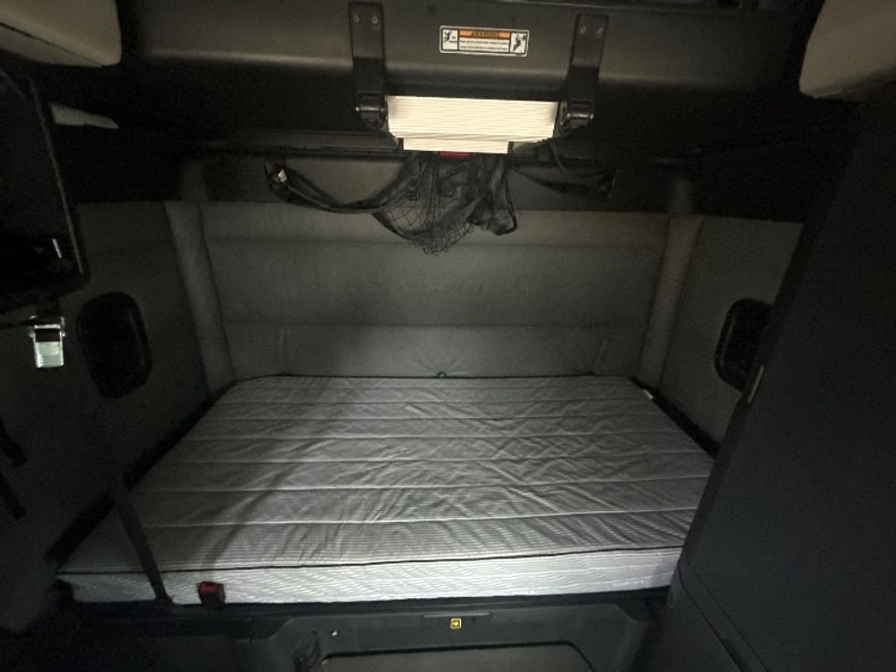 Sleeper Tractor-Heavy Duty Tractors-Freightliner-2022-T12664ST-Memphis-TN-585,698\n\t\tmiles-$ 59,000 - Image 16