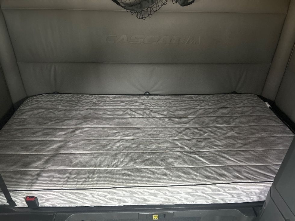 Sleeper Tractor-Heavy Duty Tractors-Freightliner-2022-T12664ST-Memphis-TN-585,698\n\t\tmiles-$ 59,000 - Image 17