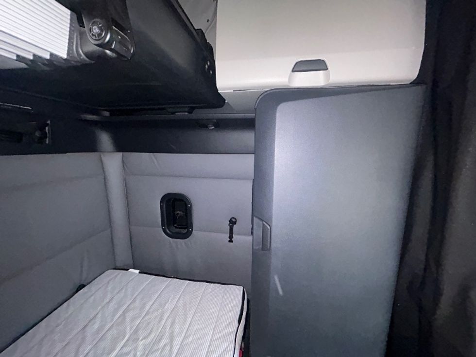 Sleeper Tractor-Heavy Duty Tractors-Freightliner-2022-T12664ST-Memphis-TN-585,698\n\t\tmiles-$ 59,000 - Image 18