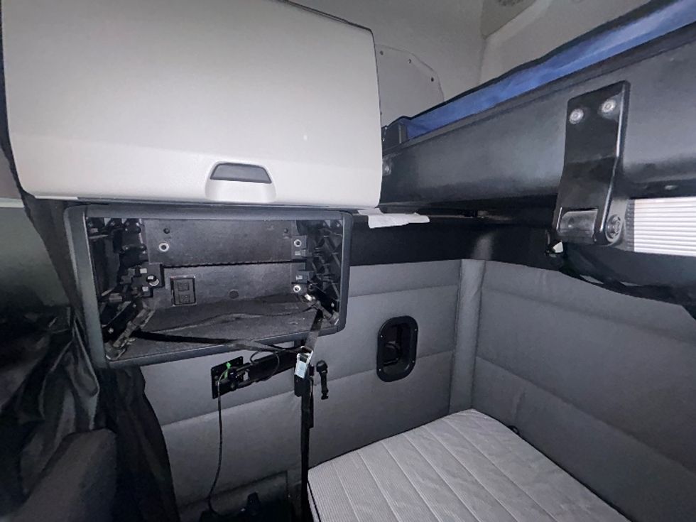 Sleeper Tractor-Heavy Duty Tractors-Freightliner-2022-T12664ST-Memphis-TN-585,698\n\t\tmiles-$ 59,000 - Image 19