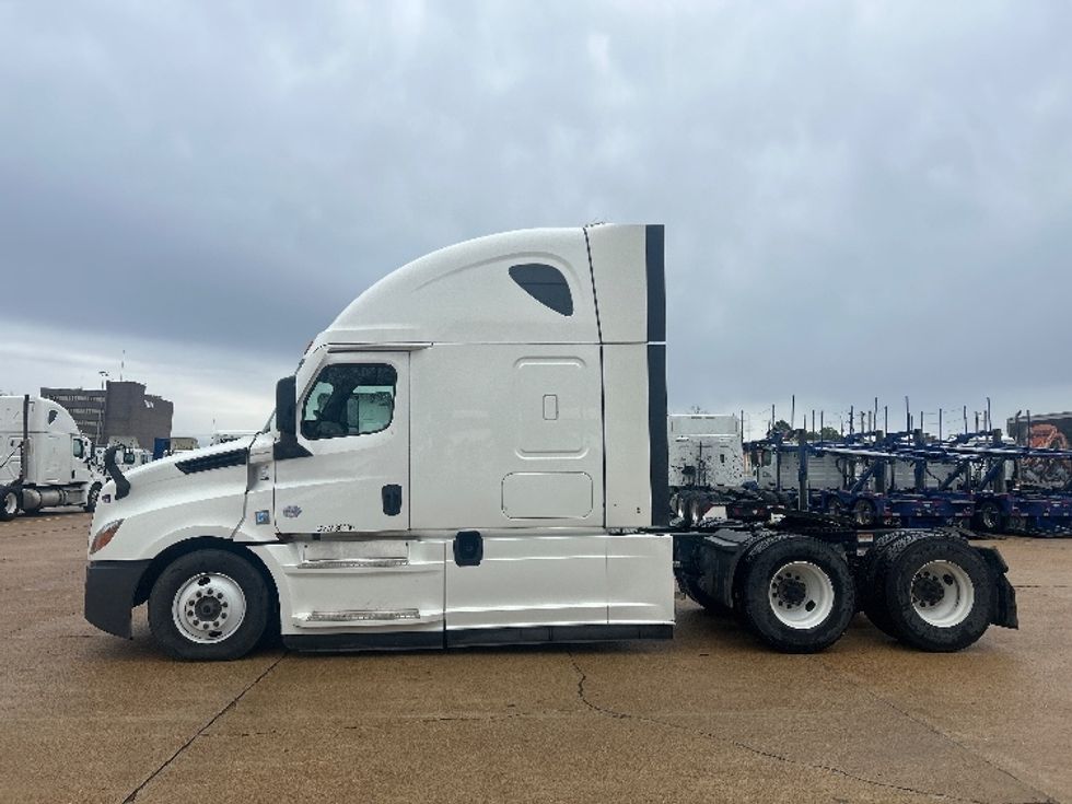 Sleeper Tractor-Heavy Duty Tractors-Freightliner-2022-T12664ST-Memphis-TN-585,698\n\t\tmiles-$ 59,000 - Image 4