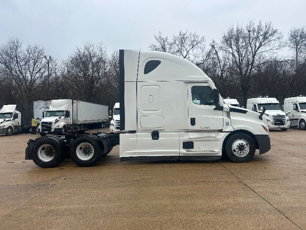 Sleeper Tractor-Heavy Duty Tractors-Freightliner-2022-T12664ST-Memphis-TN-585,698\n\t\tmiles-$ 59,000 - Image 8