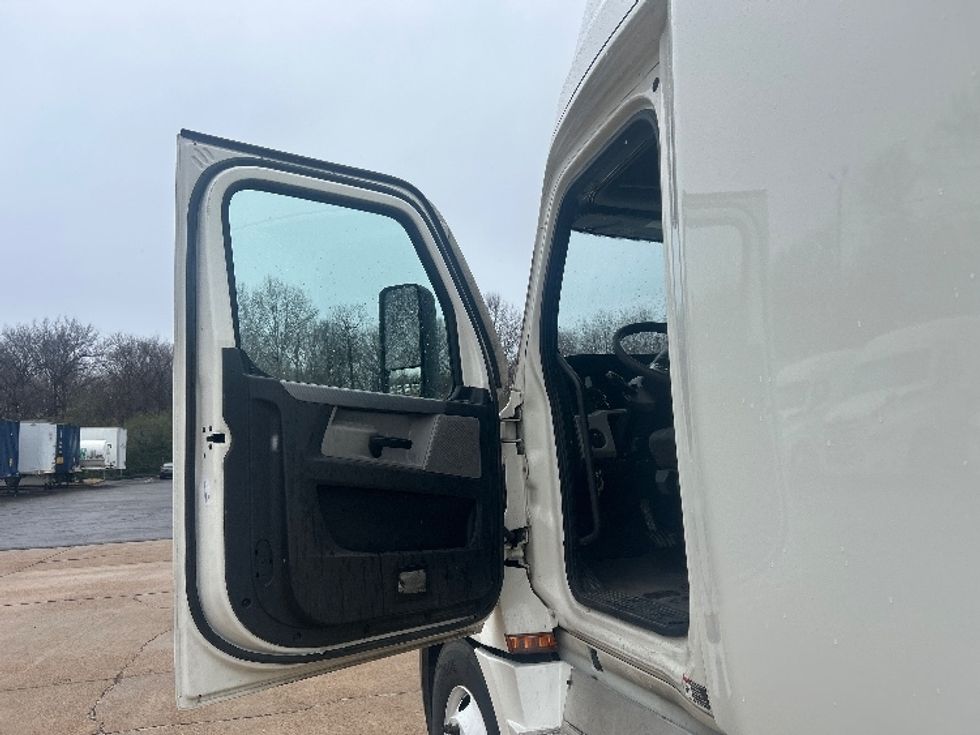 Sleeper Tractor-Heavy Duty Tractors-Freightliner-2022-T12664ST-Memphis-TN-585,698\n\t\tmiles-$ 59,000 - Image 9