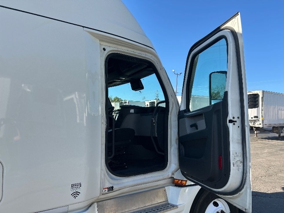 Sleeper Tractor-Heavy Duty Tractors-Freightliner-2022-T12664ST-Memphis-TN-591,049\n\t\tmiles-$ 67,000 - Image 13