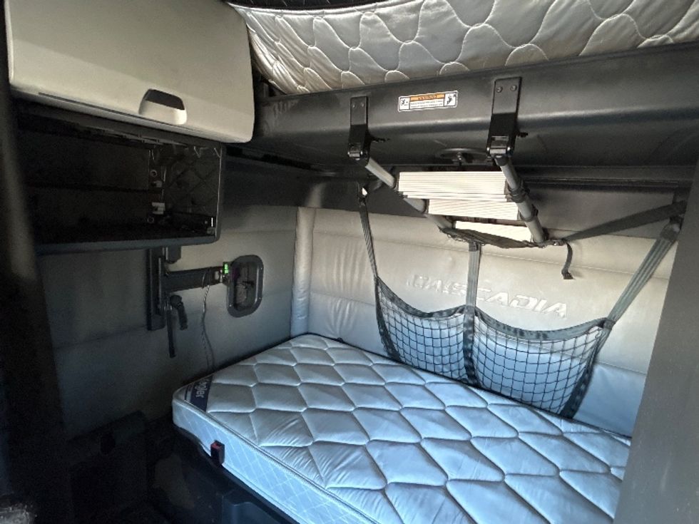 Sleeper Tractor-Heavy Duty Tractors-Freightliner-2022-T12664ST-Memphis-TN-591,049\n\t\tmiles-$ 67,000 - Image 19