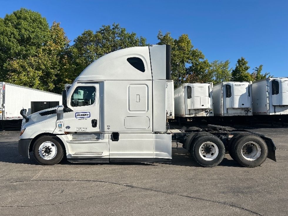 Sleeper Tractor-Heavy Duty Tractors-Freightliner-2022-T12664ST-Memphis-TN-591,049\n\t\tmiles-$ 67,000 - Image 4