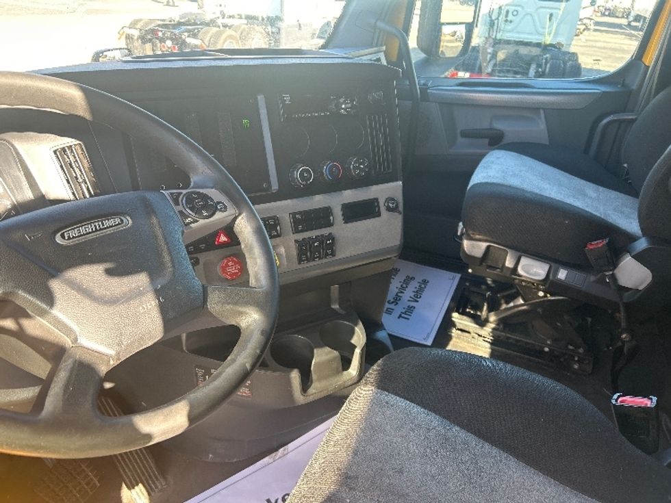 Sleeper Tractor-Heavy Duty Tractors-Freightliner-2022-T12664ST-Memphis-TN-627,832\n\t\tmiles-$ 50,750 - Image 10