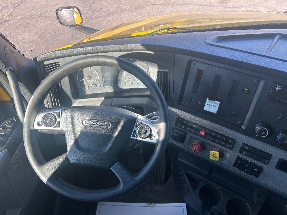 Sleeper Tractor-Heavy Duty Tractors-Freightliner-2022-T12664ST-Memphis-TN-627,832\n\t\tmiles-$ 50,750 - Image 11