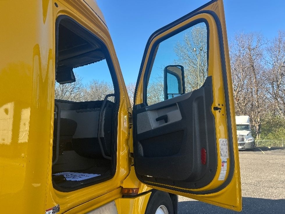 Sleeper Tractor-Heavy Duty Tractors-Freightliner-2022-T12664ST-Memphis-TN-627,832\n\t\tmiles-$ 50,750 - Image 13