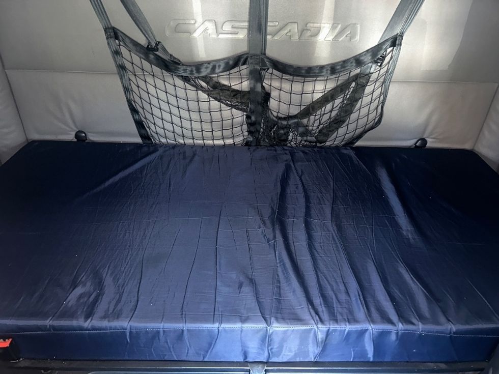 Sleeper Tractor-Heavy Duty Tractors-Freightliner-2022-T12664ST-Memphis-TN-627,832\n\t\tmiles-$ 50,750 - Image 17