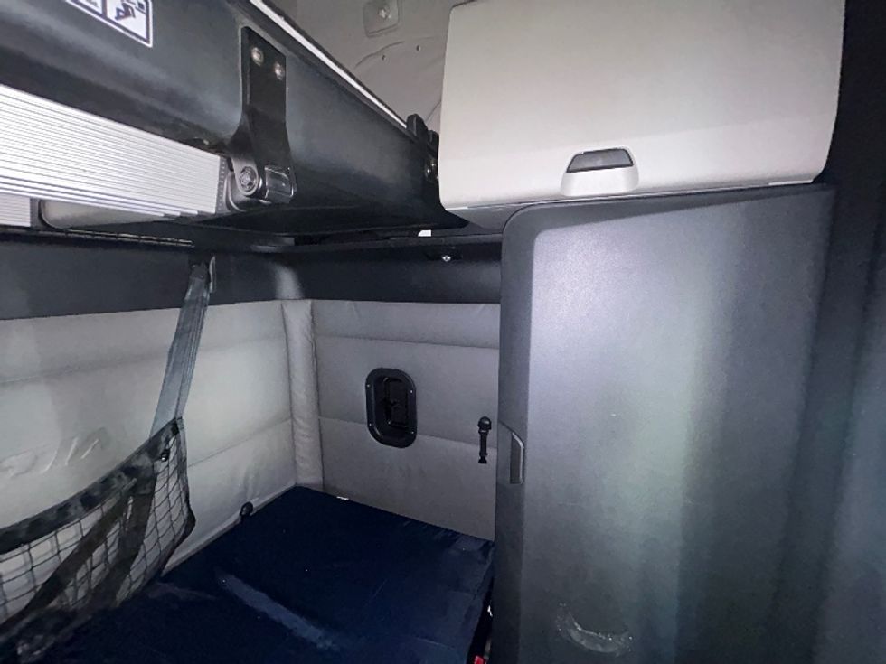 Sleeper Tractor-Heavy Duty Tractors-Freightliner-2022-T12664ST-Memphis-TN-627,832\n\t\tmiles-$ 50,750 - Image 18