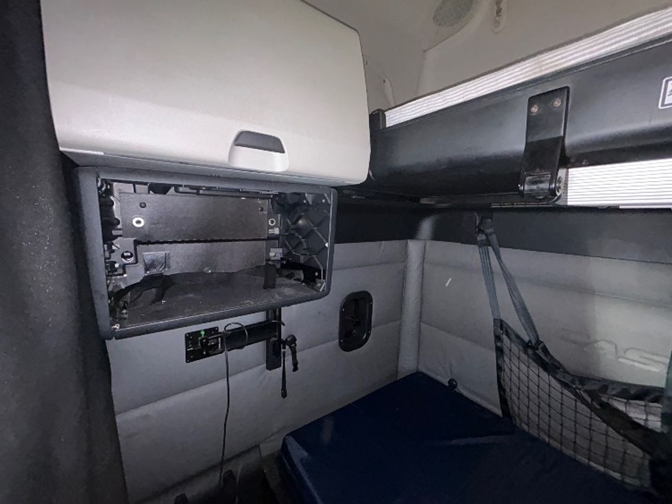 Sleeper Tractor-Heavy Duty Tractors-Freightliner-2022-T12664ST-Memphis-TN-627,832\n\t\tmiles-$ 50,750 - Image 19