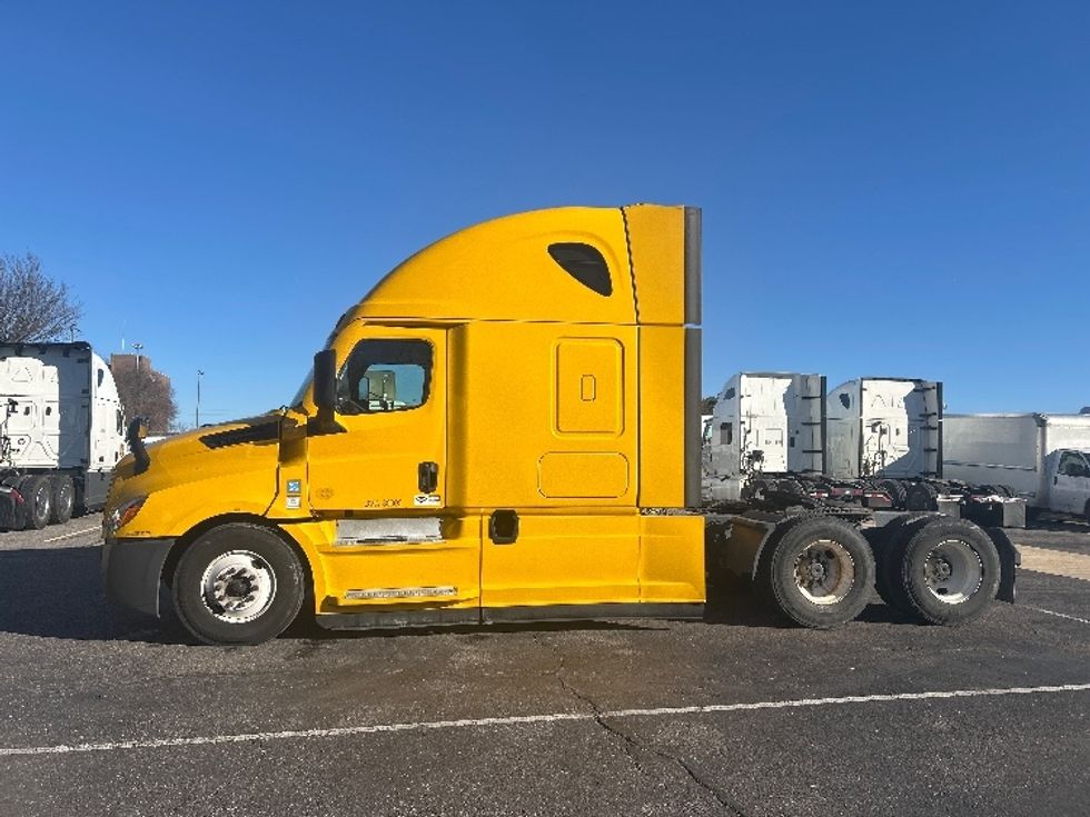 Sleeper Tractor-Heavy Duty Tractors-Freightliner-2022-T12664ST-Memphis-TN-627,832\n\t\tmiles-$ 50,750 - Image 4