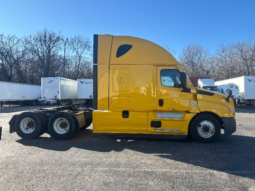 Sleeper Tractor-Heavy Duty Tractors-Freightliner-2022-T12664ST-Memphis-TN-627,832\n\t\tmiles-$ 50,750 - Image 8