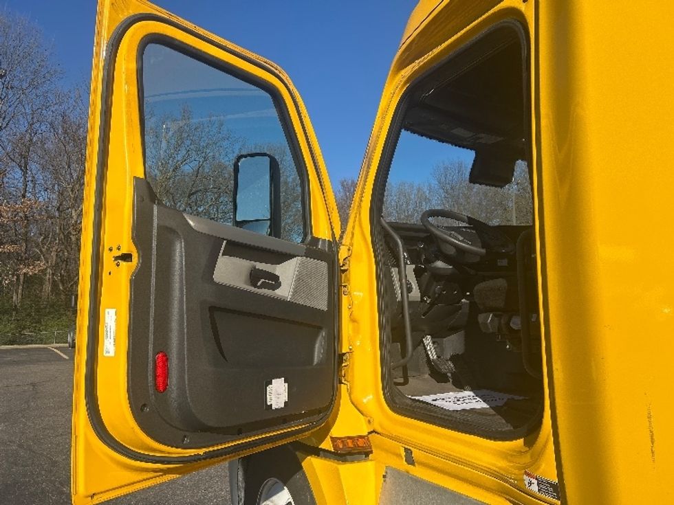 Sleeper Tractor-Heavy Duty Tractors-Freightliner-2022-T12664ST-Memphis-TN-627,832\n\t\tmiles-$ 50,750 - Image 9