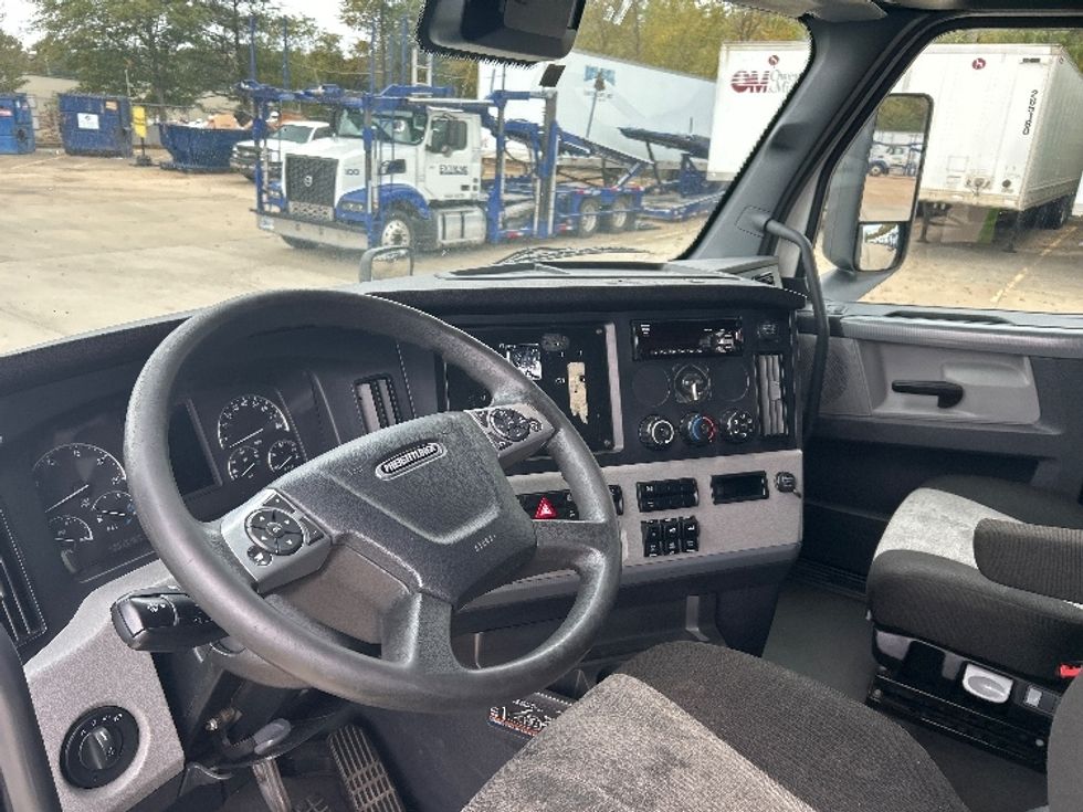 Sleeper Tractor-Heavy Duty Tractors-Freightliner-2022-T12664ST-Memphis-TN-629,485\n\t\tmiles-$ 57,750 - Image 10