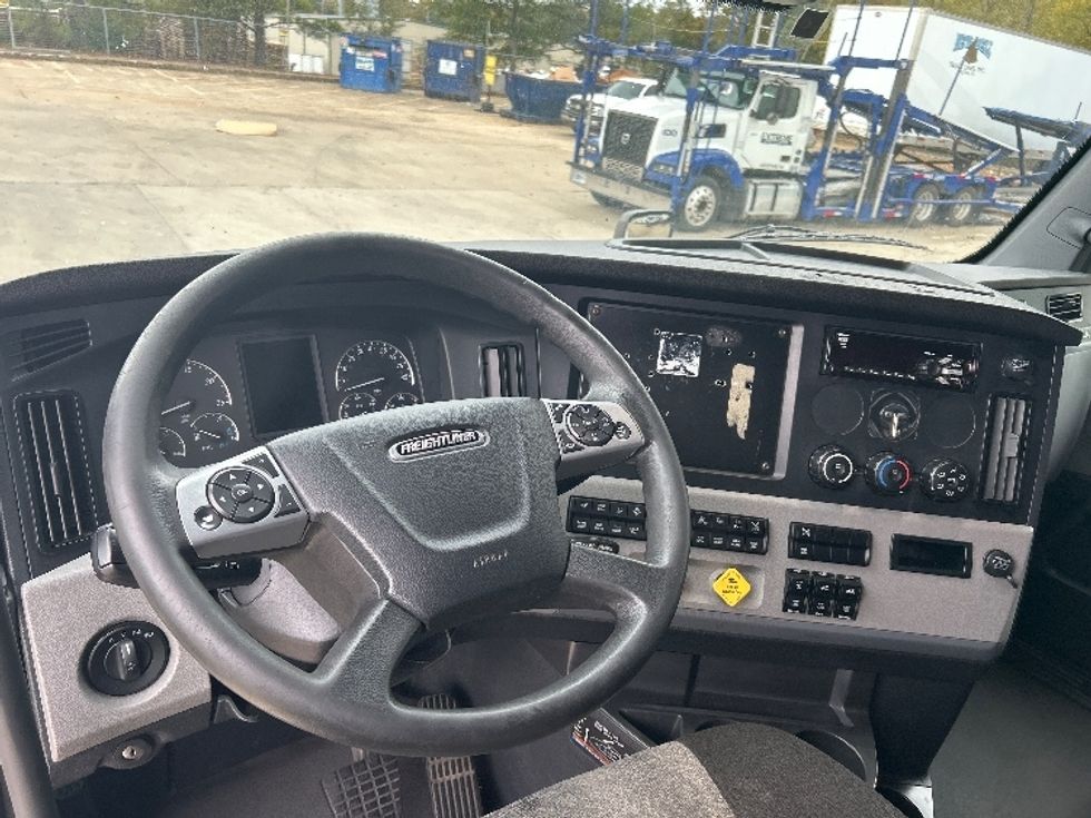 Sleeper Tractor-Heavy Duty Tractors-Freightliner-2022-T12664ST-Memphis-TN-629,485\n\t\tmiles-$ 57,750 - Image 11