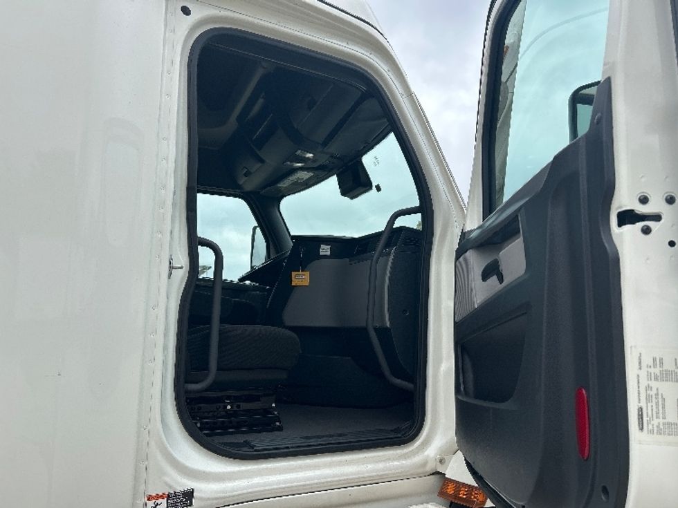 Sleeper Tractor-Heavy Duty Tractors-Freightliner-2022-T12664ST-Memphis-TN-629,485\n\t\tmiles-$ 57,750 - Image 13