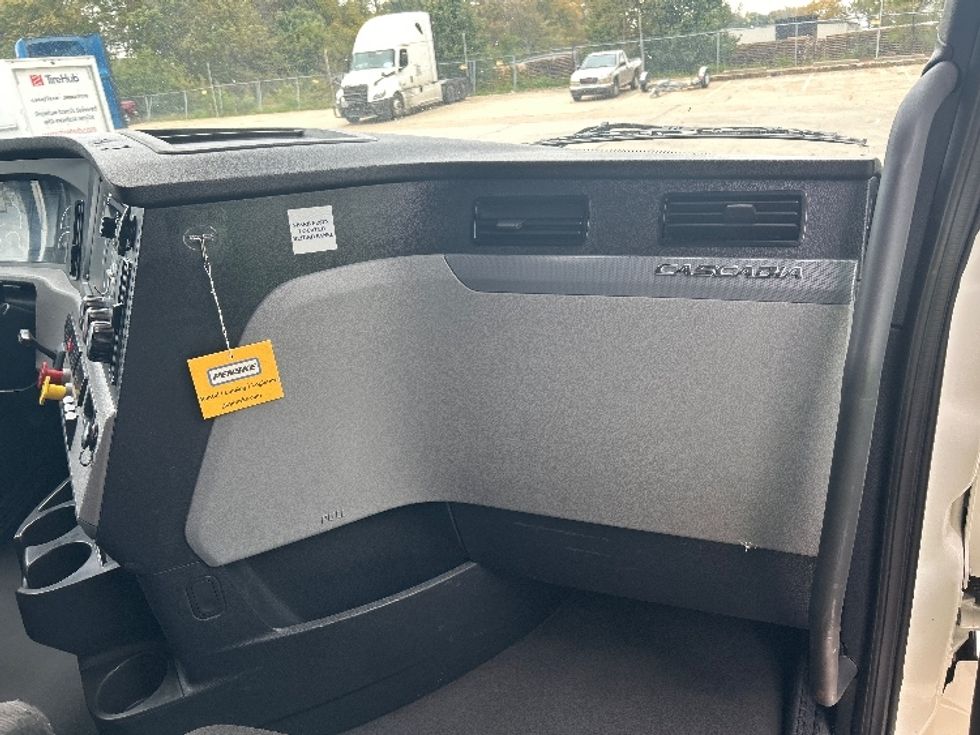 Sleeper Tractor-Heavy Duty Tractors-Freightliner-2022-T12664ST-Memphis-TN-629,485\n\t\tmiles-$ 57,750 - Image 14