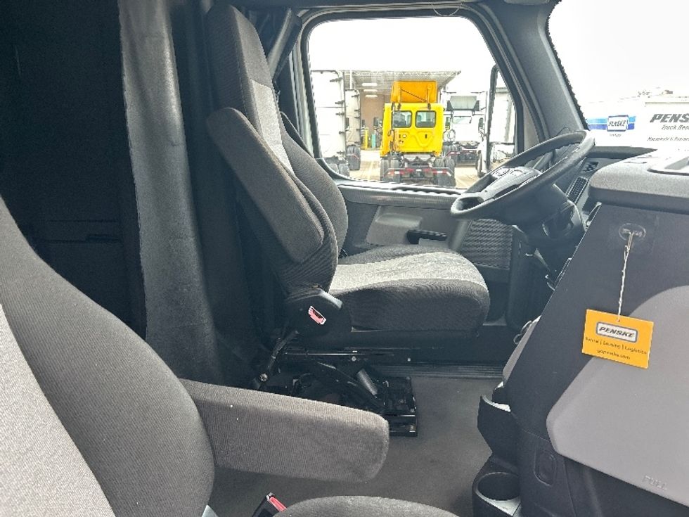 Sleeper Tractor-Heavy Duty Tractors-Freightliner-2022-T12664ST-Memphis-TN-629,485\n\t\tmiles-$ 57,750 - Image 15