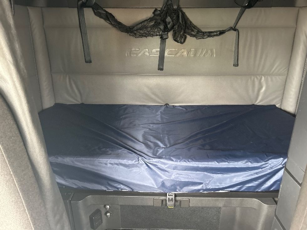 Sleeper Tractor-Heavy Duty Tractors-Freightliner-2022-T12664ST-Memphis-TN-629,485\n\t\tmiles-$ 57,750 - Image 16