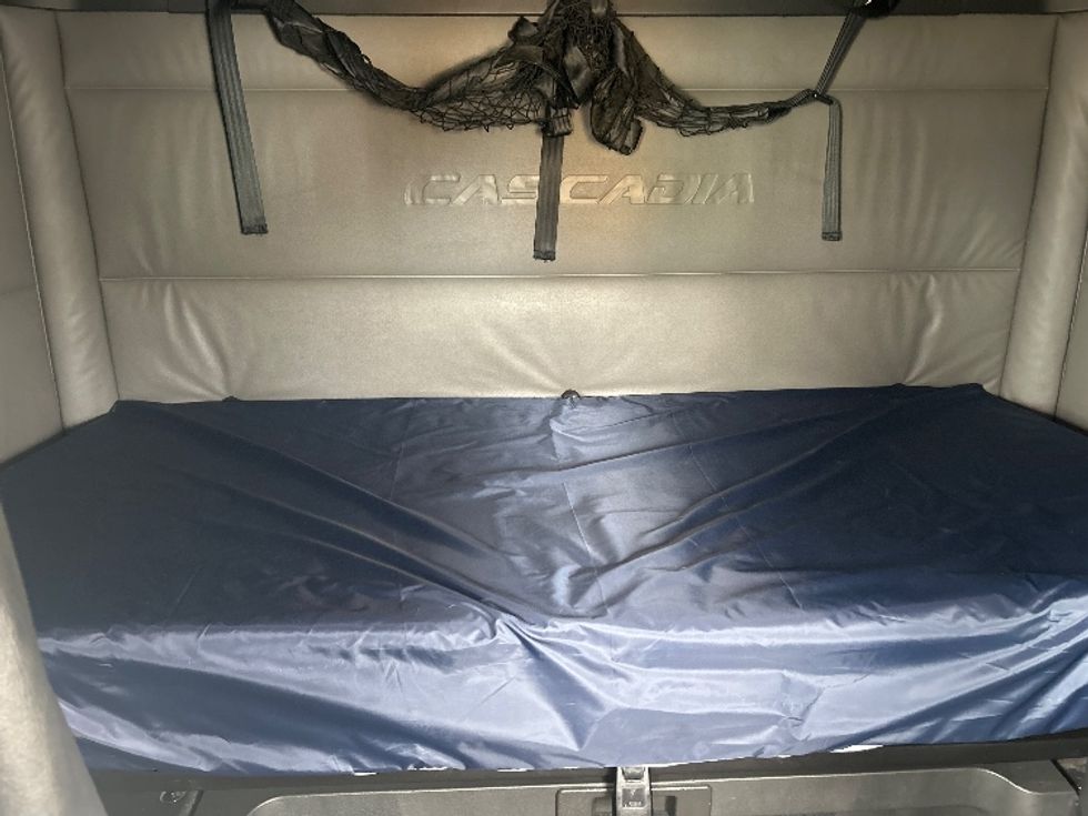 Sleeper Tractor-Heavy Duty Tractors-Freightliner-2022-T12664ST-Memphis-TN-629,485\n\t\tmiles-$ 57,750 - Image 17