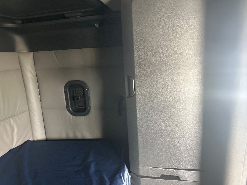 Sleeper Tractor-Heavy Duty Tractors-Freightliner-2022-T12664ST-Memphis-TN-629,485\n\t\tmiles-$ 57,750 - Image 18