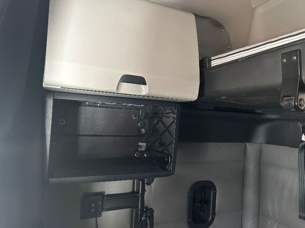 Sleeper Tractor-Heavy Duty Tractors-Freightliner-2022-T12664ST-Memphis-TN-629,485\n\t\tmiles-$ 57,750 - Image 19