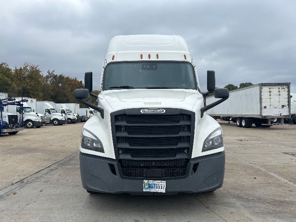 Sleeper Tractor-Heavy Duty Tractors-Freightliner-2022-T12664ST-Memphis-TN-629,485\n\t\tmiles-$ 57,750 - Image 2