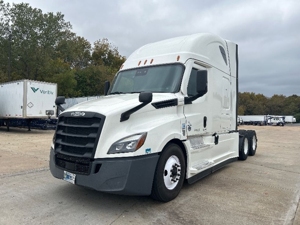 Sleeper Tractor-Heavy Duty Tractors-Freightliner-2022-T12664ST-Memphis-TN-629,485\n\t\tmiles-$ 57,750 - Image 3