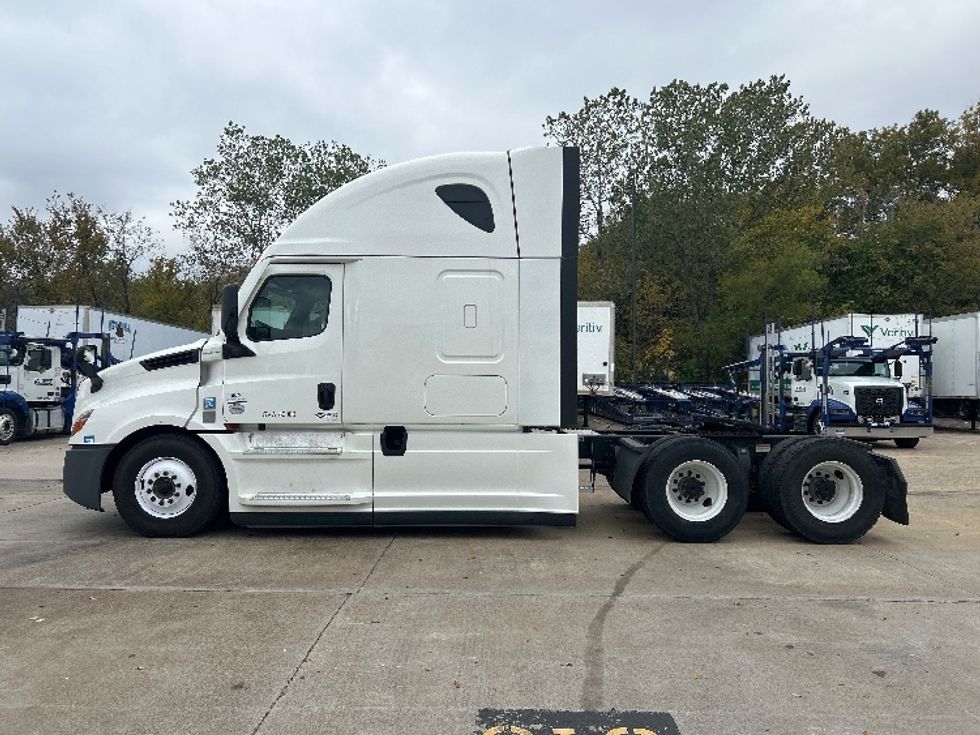 Sleeper Tractor-Heavy Duty Tractors-Freightliner-2022-T12664ST-Memphis-TN-629,485\n\t\tmiles-$ 57,750 - Image 4