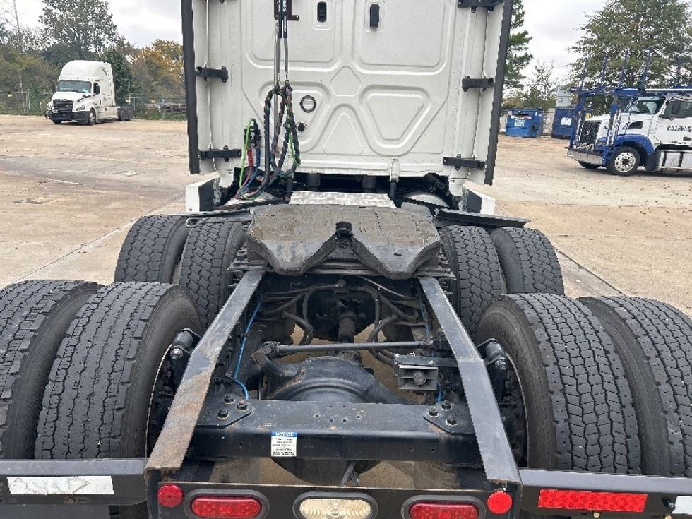 Sleeper Tractor-Heavy Duty Tractors-Freightliner-2022-T12664ST-Memphis-TN-629,485\n\t\tmiles-$ 57,750 - Image 6