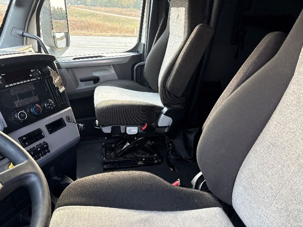 Sleeper Tractor-Heavy Duty Tractors-Freightliner-2022-T12664ST-Meridian-MS-385,483\n\t\tmiles-$ 82,750 - Image 10