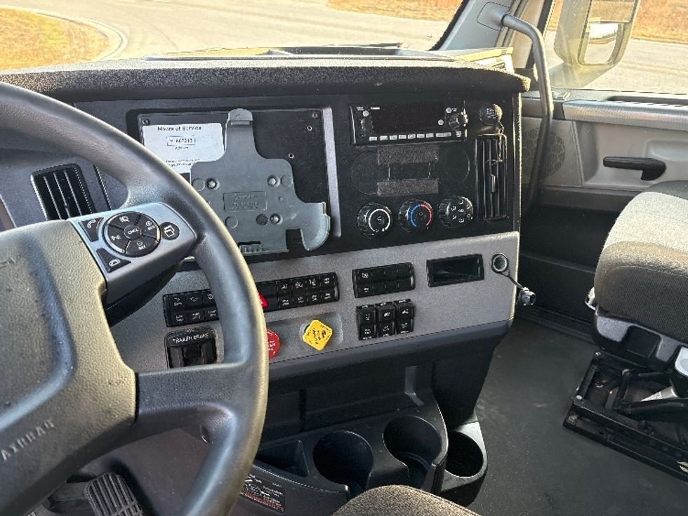 Sleeper Tractor-Heavy Duty Tractors-Freightliner-2022-T12664ST-Meridian-MS-385,483\n\t\tmiles-$ 82,750 - Image 12