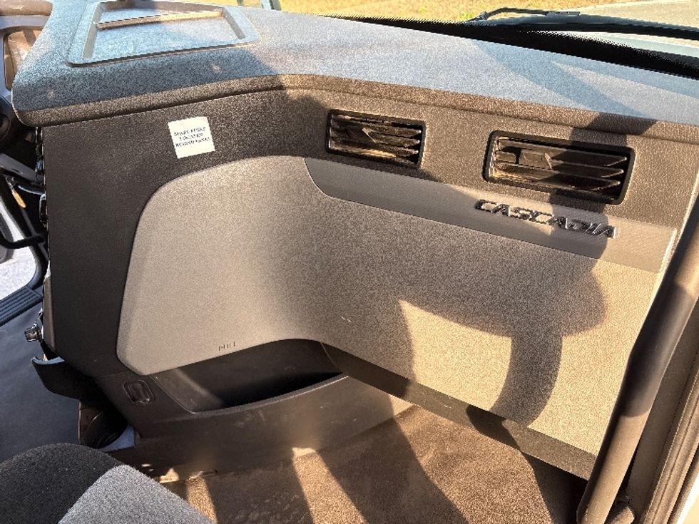 Sleeper Tractor-Heavy Duty Tractors-Freightliner-2022-T12664ST-Meridian-MS-385,483\n\t\tmiles-$ 82,750 - Image 15