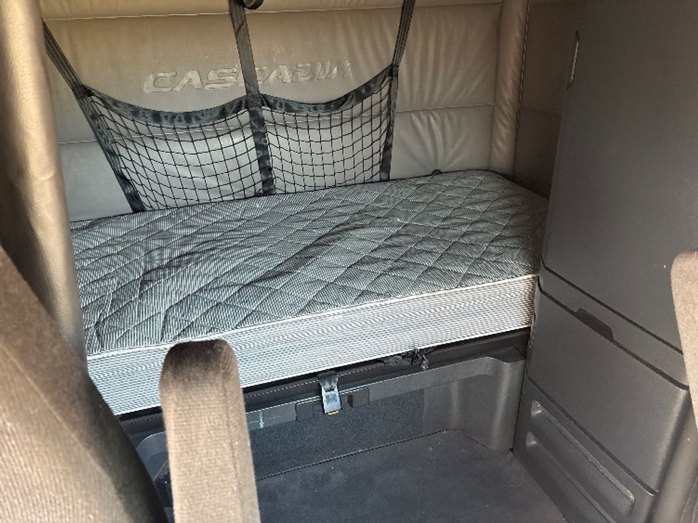 Sleeper Tractor-Heavy Duty Tractors-Freightliner-2022-T12664ST-Meridian-MS-385,483\n\t\tmiles-$ 82,750 - Image 16