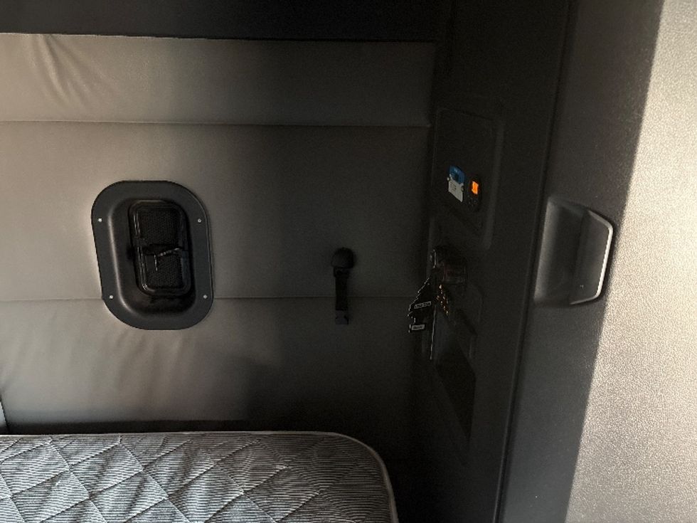 Sleeper Tractor-Heavy Duty Tractors-Freightliner-2022-T12664ST-Meridian-MS-385,483\n\t\tmiles-$ 82,750 - Image 18