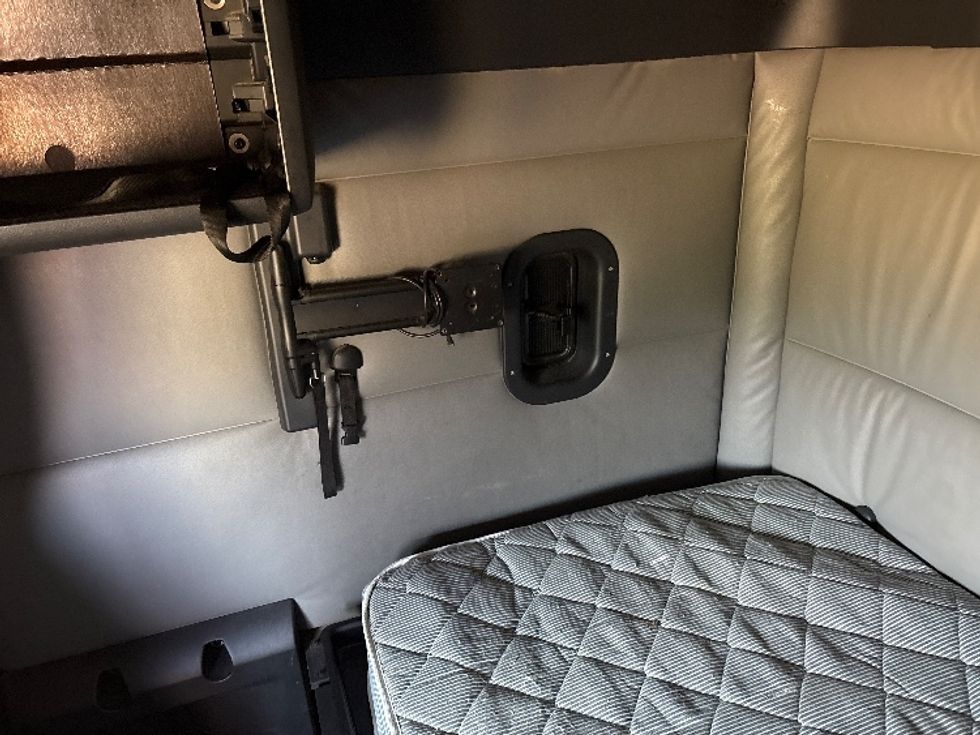 Sleeper Tractor-Heavy Duty Tractors-Freightliner-2022-T12664ST-Meridian-MS-385,483\n\t\tmiles-$ 82,750 - Image 19