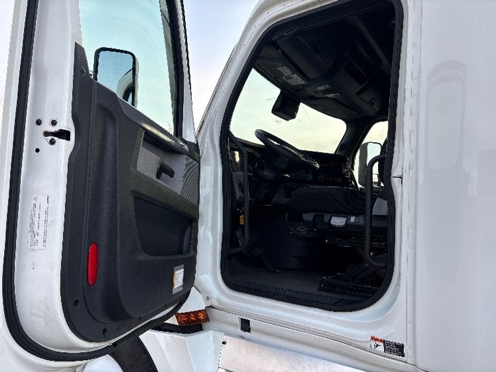 Sleeper Tractor-Heavy Duty Tractors-Freightliner-2022-T12664ST-Meridian-MS-385,483\n\t\tmiles-$ 82,750 - Image 9