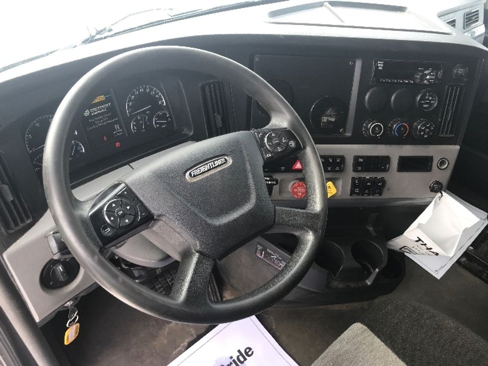 Sleeper Tractor-Heavy Duty Tractors-Freightliner-2022-T12664ST-Middlefield-OH-398,522\n\t\tmiles-$ 76,250 - Image 10