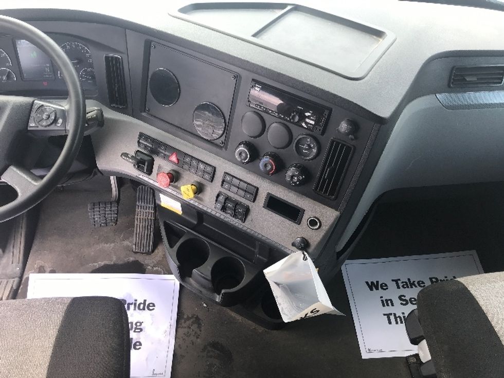 Sleeper Tractor-Heavy Duty Tractors-Freightliner-2022-T12664ST-Middlefield-OH-398,522\n\t\tmiles-$ 76,250 - Image 12