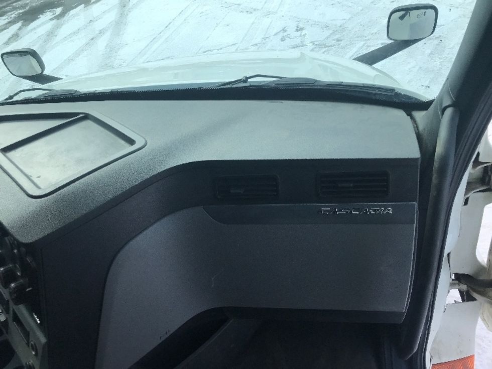 Sleeper Tractor-Heavy Duty Tractors-Freightliner-2022-T12664ST-Middlefield-OH-398,522\n\t\tmiles-$ 76,250 - Image 14