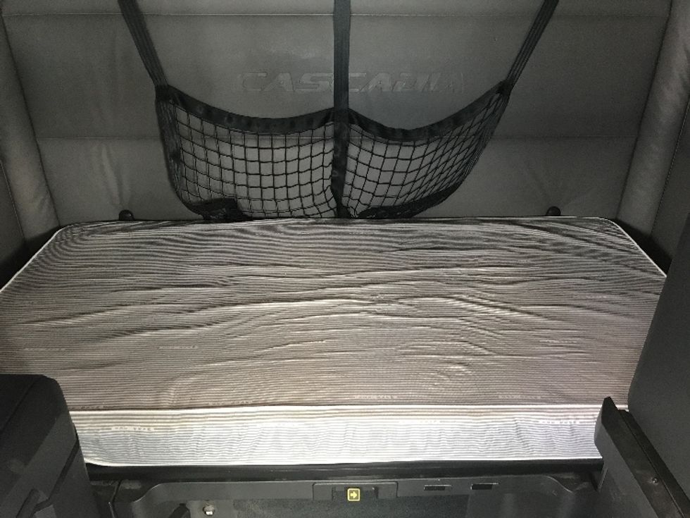 Sleeper Tractor-Heavy Duty Tractors-Freightliner-2022-T12664ST-Middlefield-OH-398,522\n\t\tmiles-$ 76,250 - Image 16