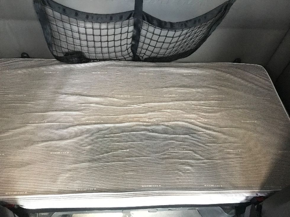 Sleeper Tractor-Heavy Duty Tractors-Freightliner-2022-T12664ST-Middlefield-OH-398,522\n\t\tmiles-$ 76,250 - Image 17