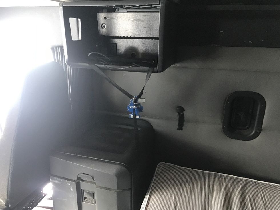 Sleeper Tractor-Heavy Duty Tractors-Freightliner-2022-T12664ST-Middlefield-OH-398,522\n\t\tmiles-$ 76,250 - Image 19