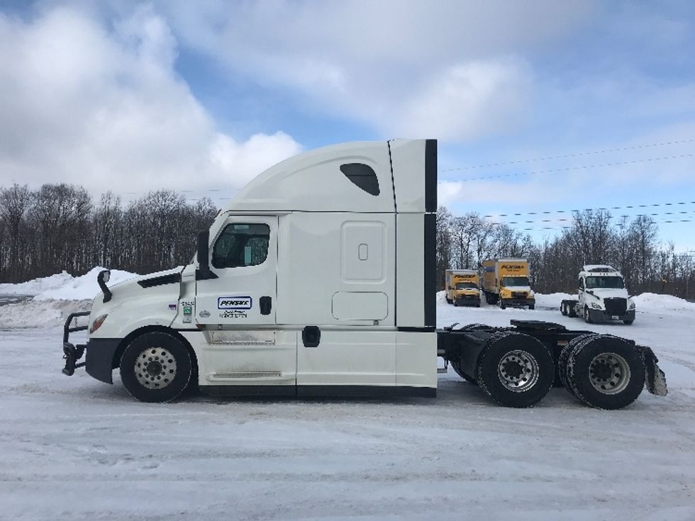 Sleeper Tractor-Heavy Duty Tractors-Freightliner-2022-T12664ST-Middlefield-OH-398,522\n\t\tmiles-$ 76,250 - Image 4
