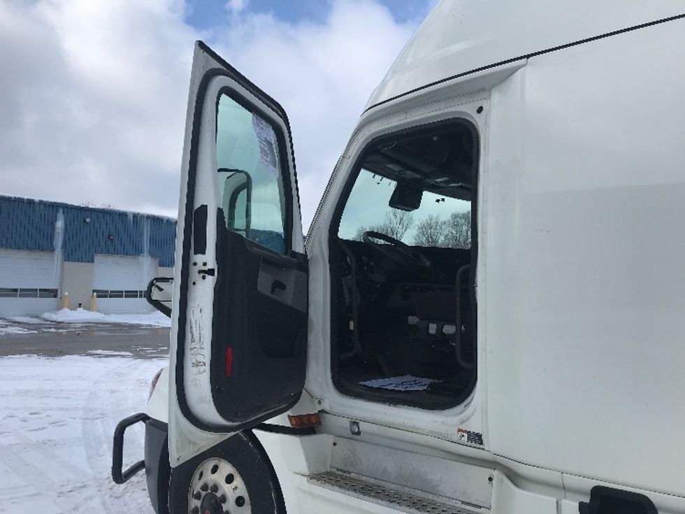 Sleeper Tractor-Heavy Duty Tractors-Freightliner-2022-T12664ST-Middlefield-OH-398,522\n\t\tmiles-$ 76,250 - Image 9